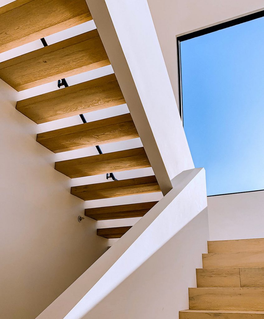 Minimalist Floating Staircase with Natural Light – ideal jewelry and loan Modern floating wooden staircase in a white-walled interior with large skylight and natural lighting – ideal jewelry and loan